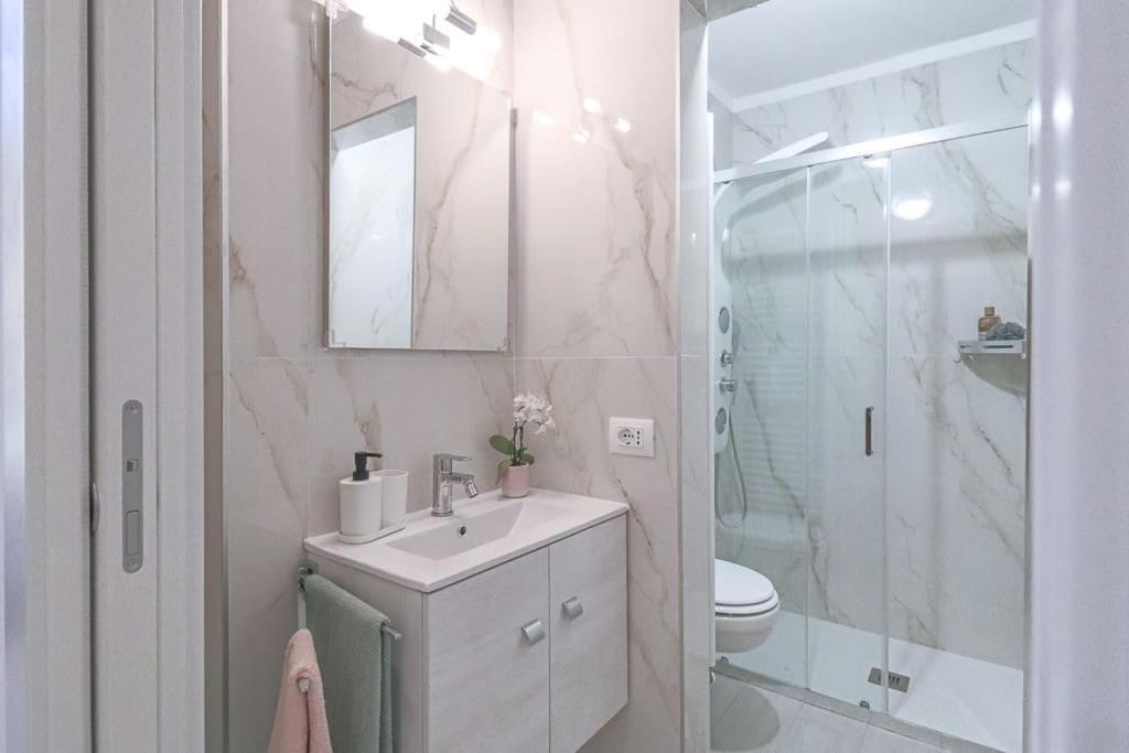 New Private Apt In Como A-C Self Check-In ภายนอก รูปภาพ